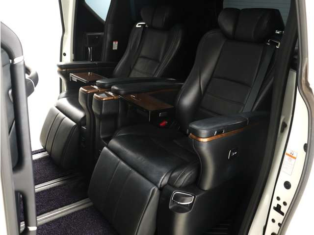 (☆プレミアム黒本革エアシート☆)ブラックレザーを使用した快適な温冷風シート機能、専用の読書灯、電動リクライニング、電動オットマン、シートメモリー機能、格納テーブル、最上級モデルが入庫しました。