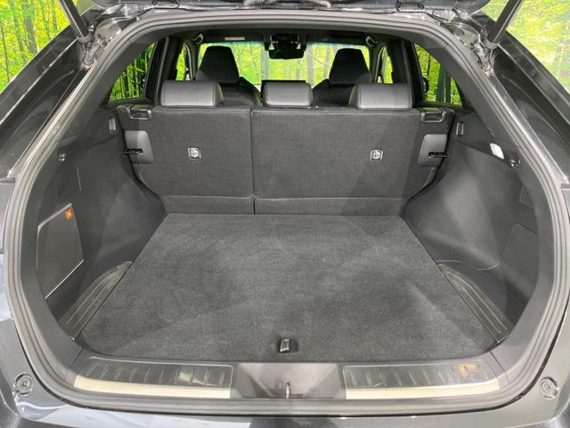ラゲッジルームは、大容量のスペースを確保。普段のお買い物からレジャーまで、幅広く活躍してくれます!また、リアシートを倒すことでバリエーション豊かにお使いいただけます。