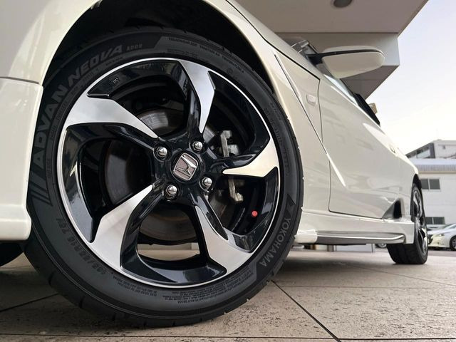 【純正アルミホイール】外観にマッチした純正アルミホイールを装着しております。各種社外アルミホイールや、スタッドレスタイヤも取扱いしております。是非ご相談ください♪