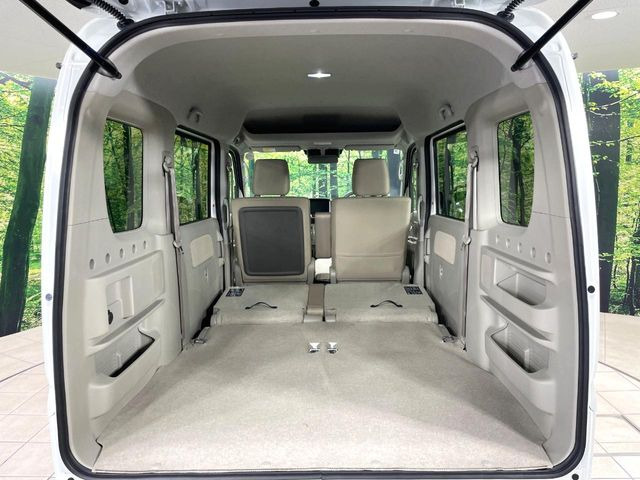 ���i�̂���������ʋ΁A���}���ɏ\���ȉ׎��X�y�[�X���m�ۂ��Ă���܂��B�Z�J���h�V�[�g��|���ƁA�傫�ȉו��̐ύڂ��\�ł���