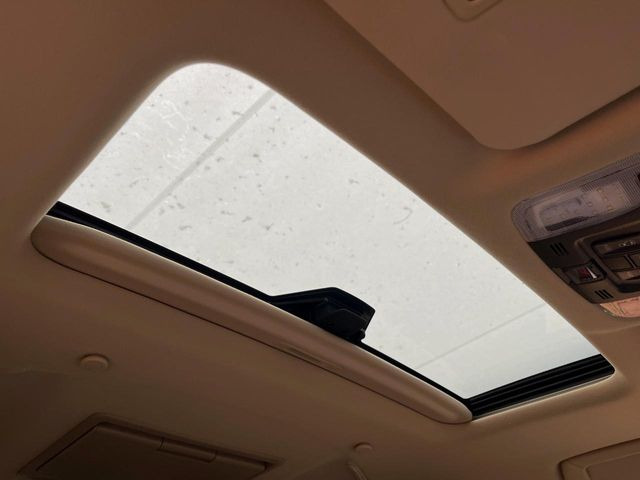 【サンルーフ】開放感たっぷりの希少装備、サンルーフが装着されています!車内に明かりを取り入れたり景色を楽しむ以外にも、車内の空気も簡単に換気できて快適です!