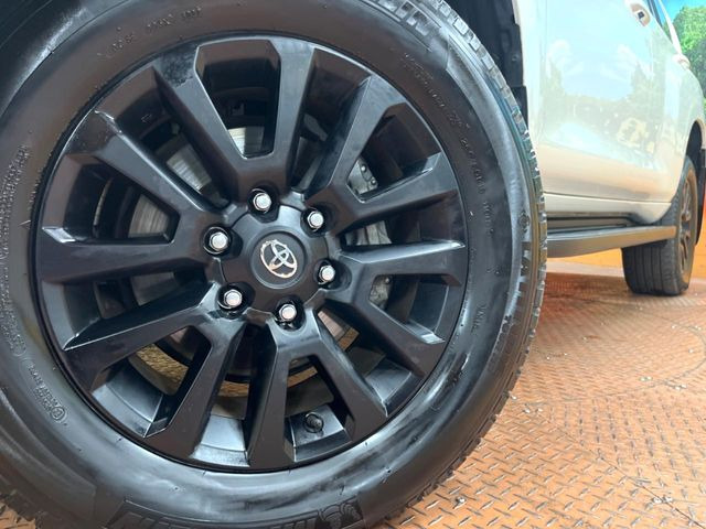 【純正18インチアルミホイール】外観にマッチした純正アルミホイールを装着しております。各種社外アルミホイールや、スタッドレスタイヤも取扱いしております。是非ご相談ください♪