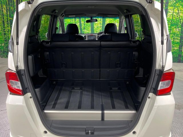 ���i�̂���������ʋ΁A���}���ɏ\���ȉ׎��X�y�[�X���m�ۂ��Ă���܂��B�Z�J���h�V�[�g��|���ƁA�傫�ȉו��̐ύڂ��\�ł���