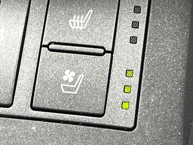 【シートベンチレーション】夏場は涼しい風でお尻や背中の熱やムレを防ぎ、冬はエアコンよりも早く温まってポカポカに!季節を問わず快適に過ごせます。