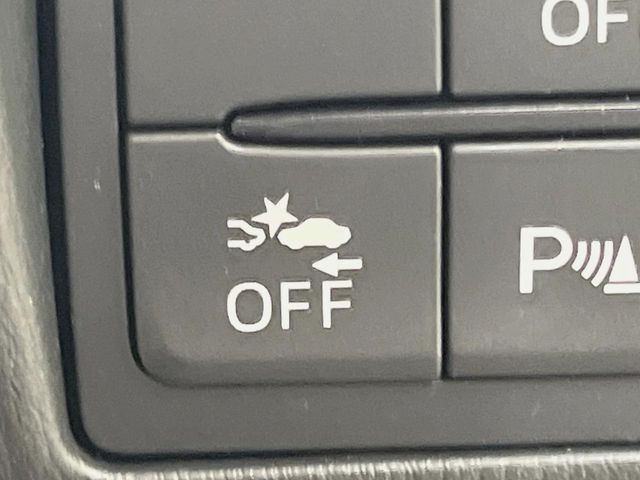 【スマートシティブレーキサポート】低速走行中に前方の車両等を認識し、衝突しそうな時は警報とブレーキで衝突回避と被害軽減をアシスト。より安全にドライブをお楽しみいただけます。