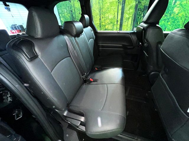 後部座席も気になるようなキズ・汚れやへたり等、大きなダメージはなく、良好な状態です。