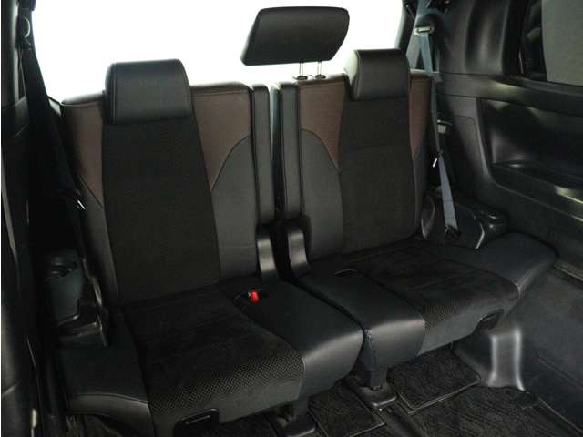 サードシートも広々とした空間をご用意しております!シートアレンジにて、快適スペースを作ることも可能となっております!アレンジパターンも豊富で、様々なシーンにご利用いただけます!