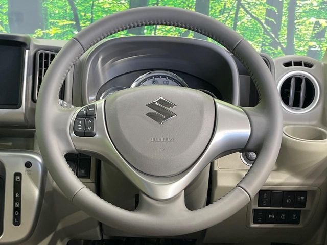 �C���e���A�ɍ��킹���f�U�C���̃X�e�A�����O�́A�^�]�������̂��Ƃ��l���A�^�]���₷���`��A�傫���ł��B�����x�A���ۂɐG���Ă��m���߂��������B