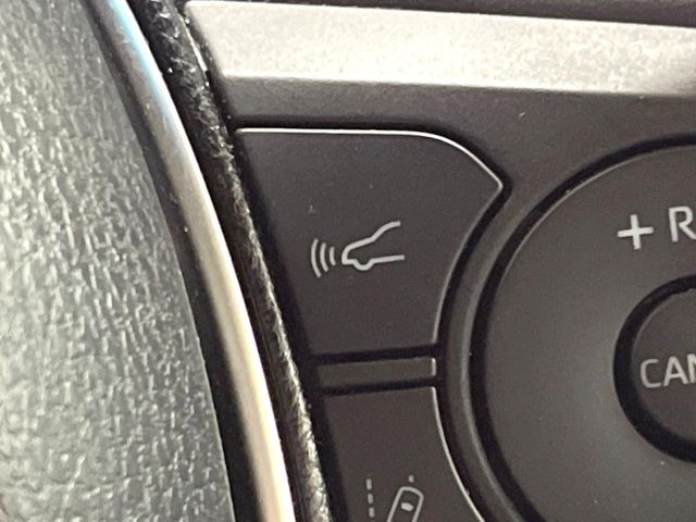 【プリクラッシュセーフティ】前方の車両等を検知し、衝突しそうな時は警報で注意を促し、ブレーキを踏む力をサポート。ブレーキを踏めなかった場合は衝突被害軽減ブレーキが作動、衝突回避をサポートします。