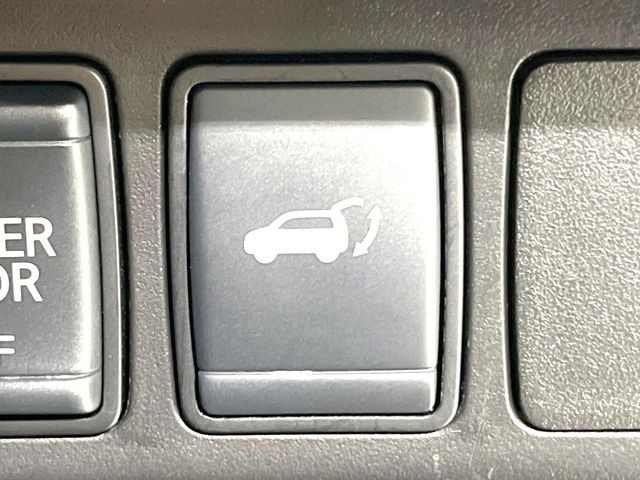 【パワーバックドア】スマートキーや運転席のボタンを押すだけでリアゲートが自動で開閉します!荷物を持っている時や、高い位置にあるバックドアを閉める際に便利な機能です♪