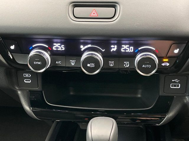 【左右独立型フルオートエアコン】運転席と助手席でそれぞれお好みの温度に設定可能。同乗者にも配慮した、快適な空調をお届け致します。