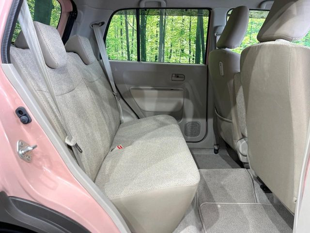 後部座席も気になるようなキズ・汚れやへたり等、大きなダメージはなく、良好な状態です。