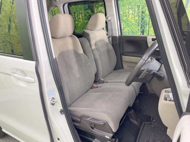 運転席シート廻りは使用感も少なく、良好な状態となっています。前オーナー様が丁寧に使っていたことがよくわかりますね。