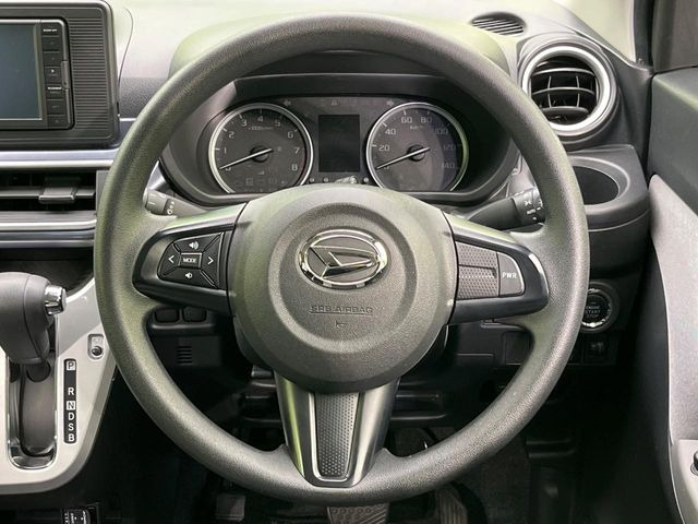 �C���e���A�ɍ��킹���f�U�C���̃X�e�A�����O�́A�^�]�������̂��Ƃ��l���A�^�]���₷���`��A�傫���ł��B�����x�A���ۂɐG���Ă��m���߂��������B