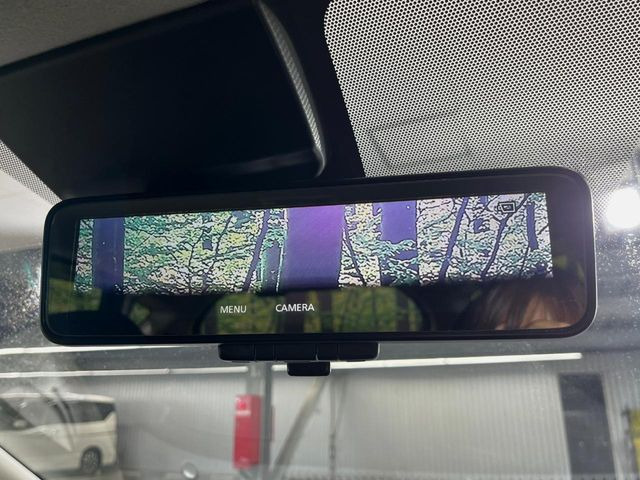 【インテリジェントルームミラー】後席の大きな荷物や同乗者で後方が確認しづらい時でも安心!カメラが撮影した車両後方の映像をルームミラー内に表示。クリアな視界で状況の確認が可能です!