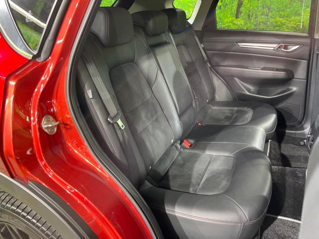 後部座席も気になるようなキズ・汚れやへたり等、大きなダメージはなく、良好な状態です。