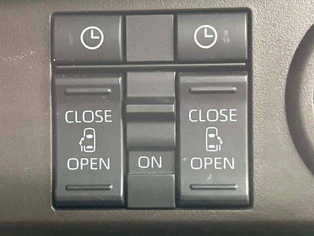 【両側スライドドア】駐車場で隣の車との間隔が狭く乗りにくい時、スライドドアなら安心!ドアオープン時も幅を取らず、開口部が広いので乗り降りがとっても簡単です。大きな荷物の出し入れも後席から可能♪