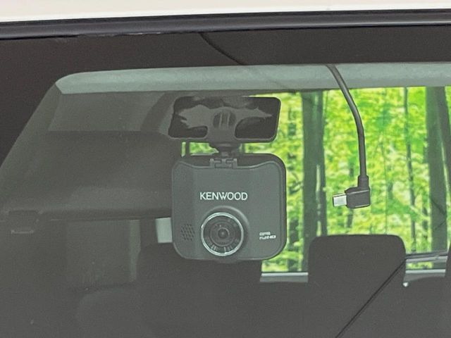 【ドライブレコーダー】安心・安全なカーライフに必須のドライブレコーダーを装備!走行中はもちろん、あおり運転や事故に遭遇した際の状況も映像で記録し、万一のリスクに備えます。