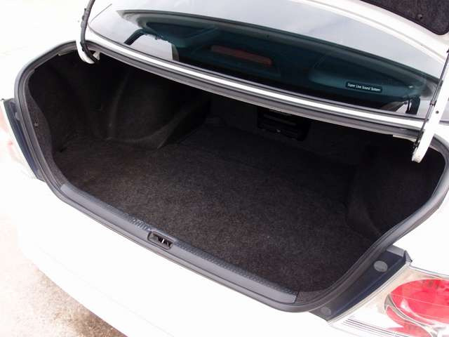 弊社はドアのヒンジ部分/各種内張り/フロアマットなど、細かな所も綺麗にクリーニング致します。新車おろしたてのような輝きある車両をお客様にご納車させて頂きます。ご遠方のお客様もご安心してご検討下さいませ