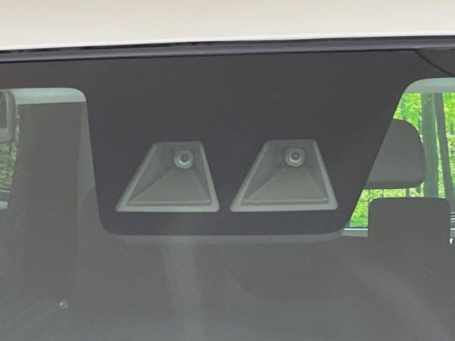 【スマートアシスト】走行中に前方の車両等を認識し、衝突しそうな時は警報とブレーキで衝突回避と被害軽減をアシスト。より安全にドライブをお楽しみいただけます。