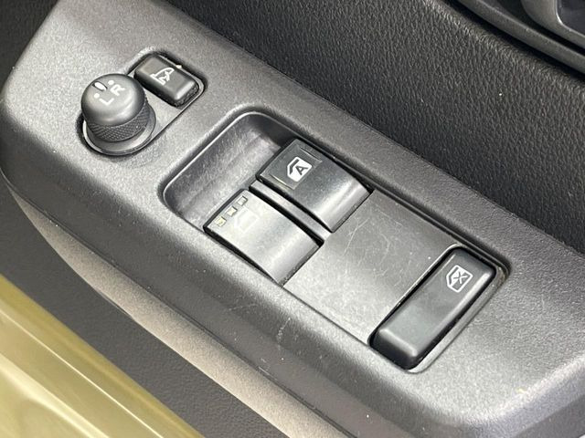 【電動格納ミラー】サイドミラーは電動格納式となっており、狭い駐車場でもキズがつくリスクを抑えられます。