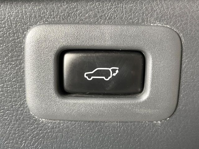 【パワーバックドア】スマートキーや運転席のボタンを押すだけでリアゲートが自動で開閉します!荷物を持っている時や、高い位置にあるバックドアを閉める際に便利な機能です♪