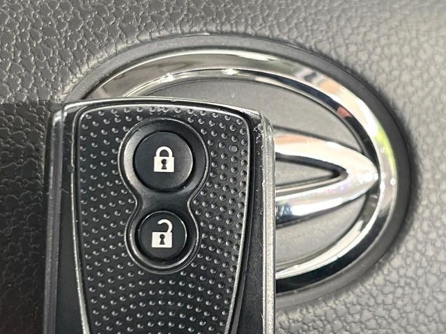 【キーフリーシステム】カバンやポケットに入れたままでもドアの施錠・解錠が可能なスマートキーを装備。エンジンのオン・オフ時もカギを取り出す必要が無いからとっても便利です♪