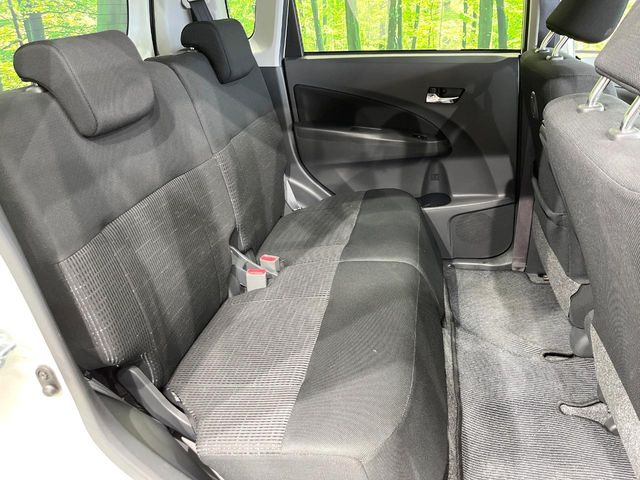後部座席も気になるようなキズ・汚れやへたり等、大きなダメージはなく、良好な状態です。