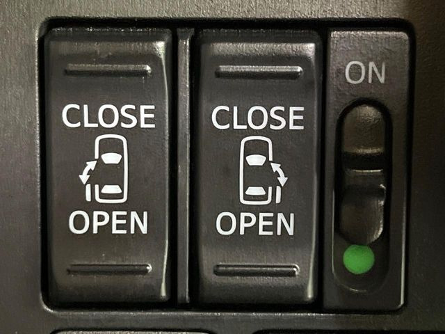 【両側パワースライドドア】スマートキーや運転席のスイッチで後席両側スライドドアの開閉が可能♪電動だから力を入れてドアを開ける必要が無く、小さなお子様でも簡単に開け閉めでき快適です♪