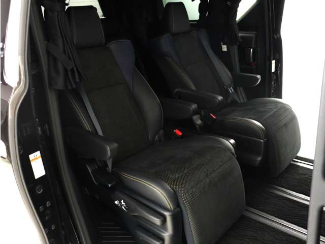 【オットマン付きセカンドシート】最大800mmのロングスライドシートとオットマン機能により足を楽々伸ばす事が可能です!また、ひじ掛けもありますので、快適なドライブをお楽しみいただけます!