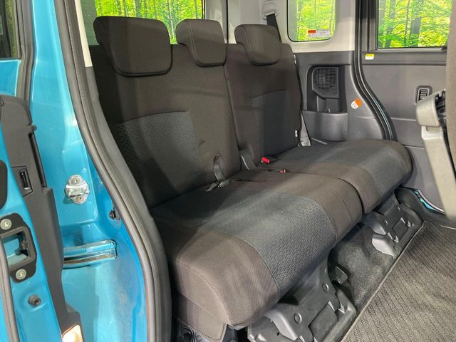 後部座席も気になるようなキズ・汚れやへたり等、大きなダメージはなく、良好な状態です。