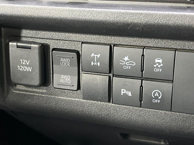 【スマートアシスト】走行中に前方の車両等を認識し、衝突しそうな時は警報とブレーキで衝突回避と被害軽減をアシスト。より安全にドライブをお楽しみいただけます。