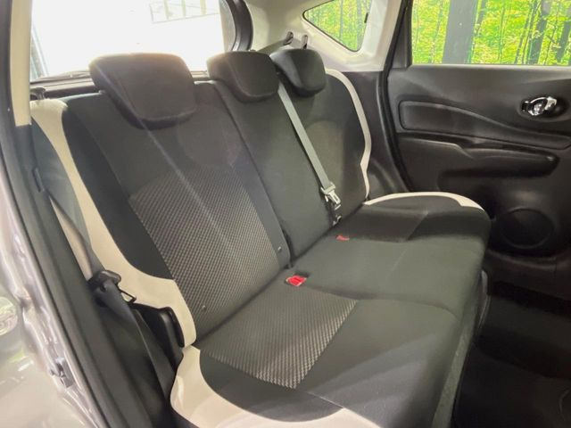 コンパクトカーですが、セカンドシートは十分な広さがあり快適にお乗りいただけます♪シートを倒して大きな荷物を積んだりと、用途の幅が広い1台です。