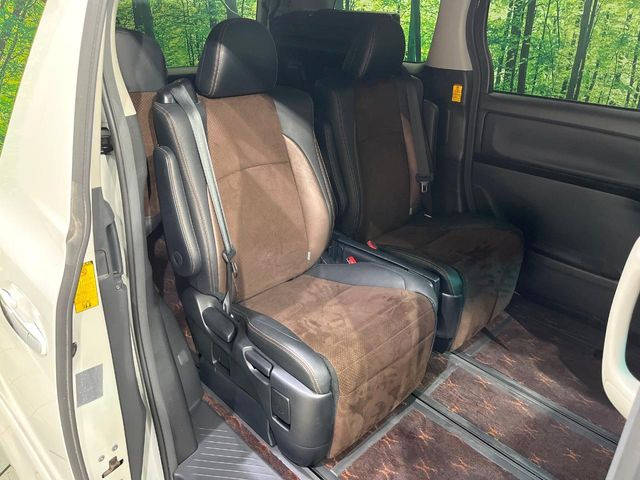 後部座席も気になるようなキズ・汚れやへたり等、大きなダメージはなく、良好な状態です。