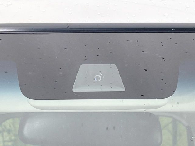 【ホンダセンシング】走行中に前方の車両等を認識し、衝突しそうな時は警報とブレーキで衝突回避と被害軽減をアシスト。より安全にドライブをお楽しみいただけます。