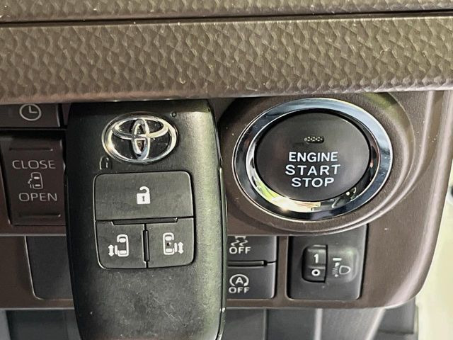 【スマートキー】カバンやポケットに入れたままでもドアの施錠・解錠が可能なスマートキーを装備。エンジンのオン・オフ時もカギを取り出す必要が無いからとっても便利です♪