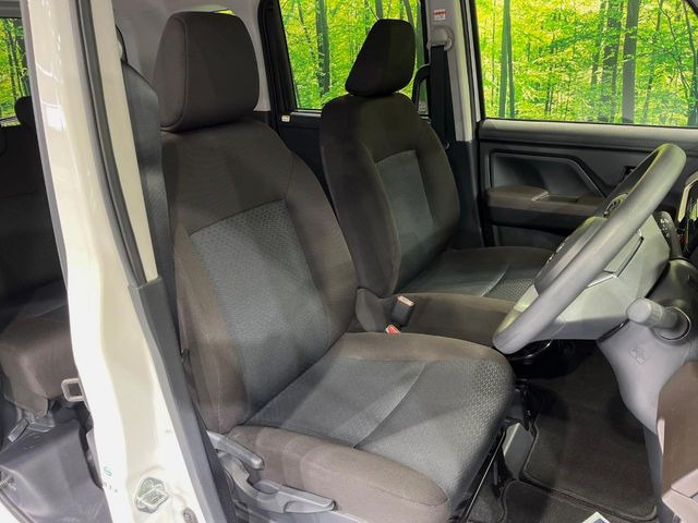 運転席まわりには十分なスペースがあり、大柄な方でもゆったり運転していただける環境です。