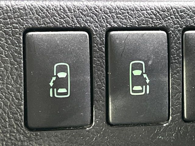 【両側パワースライドドア】スマートキーや運転席のスイッチで後席両側スライドドアの開閉が可能♪電動だから力を入れてドアを開ける必要が無く、小さなお子様でも簡単に開け閉めでき快適です♪