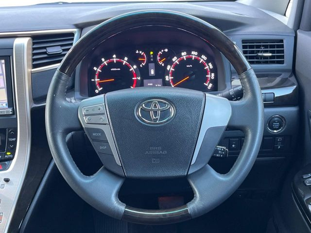 【ウッドコンビステアリング】高級感ある木目調パーツを採用した手に良く馴染むコンビハンドル。運転席廻りの雰囲気も一気に豪華になります!