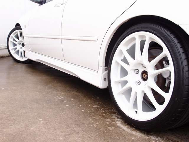 アルテッツァRS200Zエディションの入庫!人気の6MTモデルとなり、弊社入庫時にはタイヤ4本新品交換済!TEIN車高調、ファイナルスピード17AW、マフラーなどの高額パーツにタイミングベルトも交換済