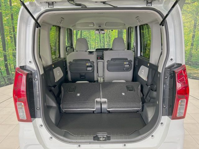 ���i�̂���������ʋ΁A���}���ɏ\���ȉ׎��X�y�[�X���m�ۂ��Ă���܂��B�Z�J���h�V�[�g��|���ƁA�傫�ȉו��̐ύڂ��\�ł���