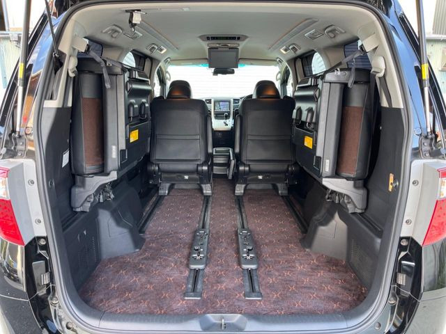 後席を格納すると、これだけの広さが!シーンに合わせたシートアレンジで、大きな荷物も積むことが出来ます♪