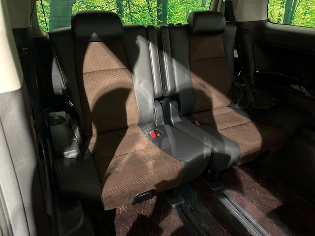 3列目シートはもちろん状態良好☆大人でもゆったりと座って頂けますので、大人数でのお出かけもラクラクです♪ご家族で、気の知れた仲間で、ドライブに行くのが楽しみですね♪