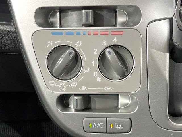 寒い冬も暑い夏も全席に快適な空調を届けてくれる、ダイヤル式エアコンを装備♪