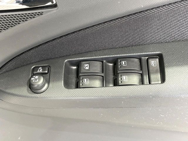 【電動格納ミラー】サイドミラーは電動格納式となっており、狭い駐車場でもキズがつくリスクを抑えられます。