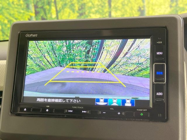 【バックカメラ】駐車時に後方がリアルタイム映像で確認できます。大型商業施設や立体駐車場での駐車時や、夜間のバック時に大活躍!運転スキルに関わらず、今や必須となった装備のひとつです!