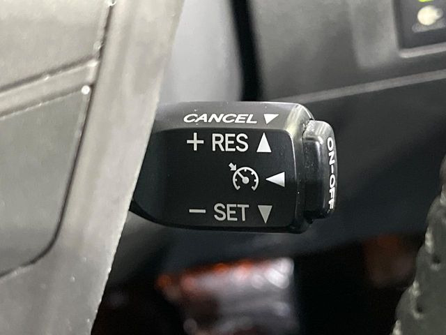 【クルーズコントロール】高速道路もラクラク走行。アクセルを離しても一定速度で走行ができ、長距離運転時の負担を軽減!加速・減速も簡単なスイッチ操作で調整できます。