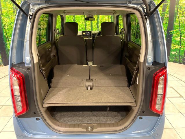 普段のお買い物や通勤、送迎等に十分な荷室スペースを確保しております。セカンドシートを倒すと、大きな荷物の積載も可能です♪