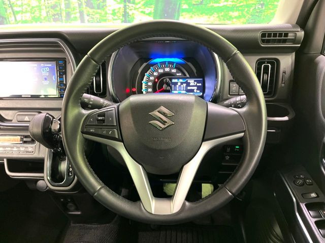 インテリアに合わせたデザインのステアリングは、運転される方のことも考え、運転しやすい形状、大きさです。是非一度、実際に触ってお確かめください。