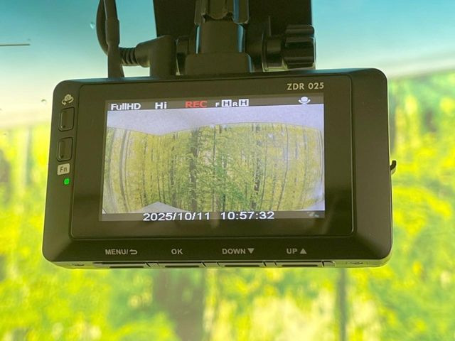 【ドライブレコーダー】安心・安全なカーライフに必須のドライブレコーダーを装備!走行中はもちろん、あおり運転や事故に遭遇した際の状況も映像で記録し、万一のリスクに備えます。